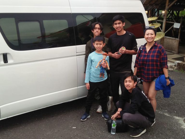 Indy Barends dan keluarga jalan-jalan ke Ciwidey Bandung