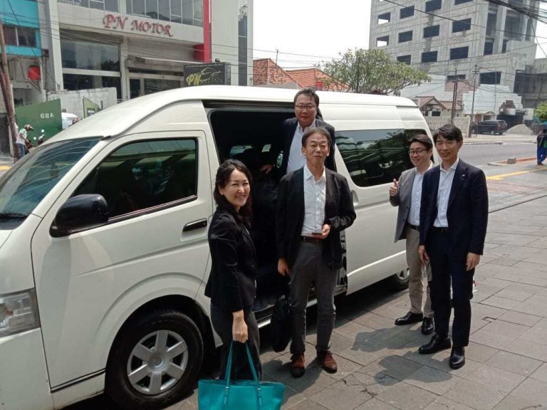 Sewa Hiace Membawa Rombongan Tamu dari Negeri Ginseng Korea Selatan